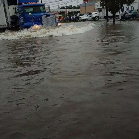 Xe tải đi qua con đường ngập lụt do bão Imelda đổ bộ thành phố Houston ở bang Texas, Mỹ vào ngày 19/9/2019