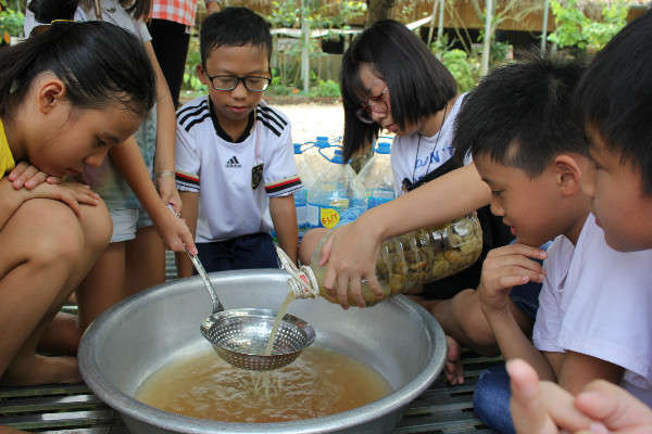 Học sinh đang chắt nước Enzyme sau quá trình ủ từ 3 5 tháng