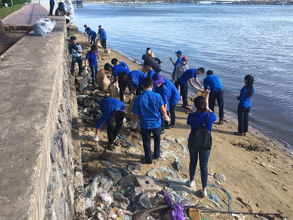 Hàng trăm đoàn viên thu gom rác thải dọc bãi biển, điểm du lịch