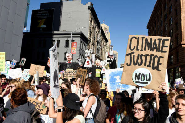 Những người trẻ tuổi biểu tình bên ngoài Tòa nhà Liên bang San Francisco trong cuộc tuần hành Climate Strike ở Mỹ vào ngày 20/9/2019. Ảnh: Reuters / Kate Munsch