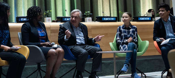 Tổng Thư ký LHQ António Guterres (giữa) và Greta Thunberg (thứ hai từ phải sang), Nhà hoạt động Khí hậu Thanh niên tại Lễ khai mạc Hội nghị Thượng đỉnh Khí hậu Thanh niên LHQ. Ảnh: Kim Haughton/ LHQ