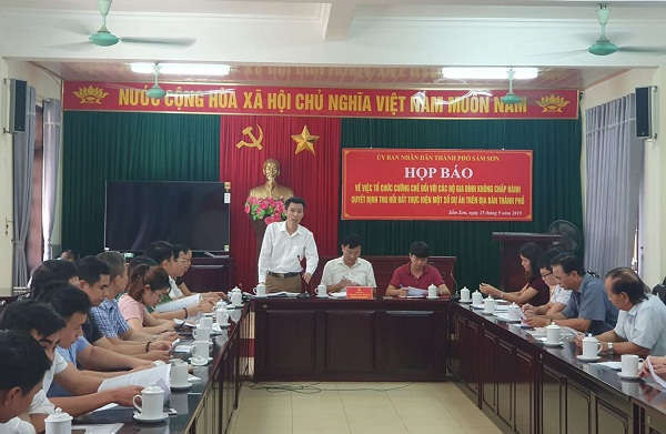 Ông Nguyễn Văn Hiếu, Trưởng phòng TNMT trả lời các câu hỏi của các phóng viên