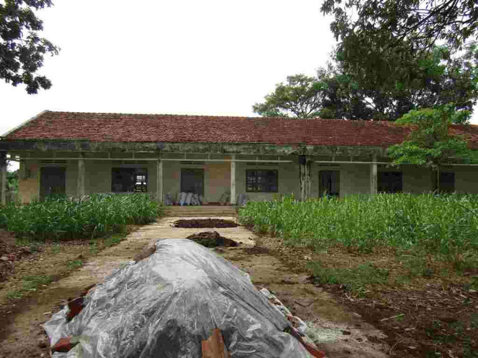Chỉ mới hơn hai năm bị bỏ hoang mà điểm trường Định Thái - Trường Tiểu học Vĩnh Quang, xã Vĩnh Quang, huyện Vĩnh Thạnh xuống cấp nghiêm trọng
