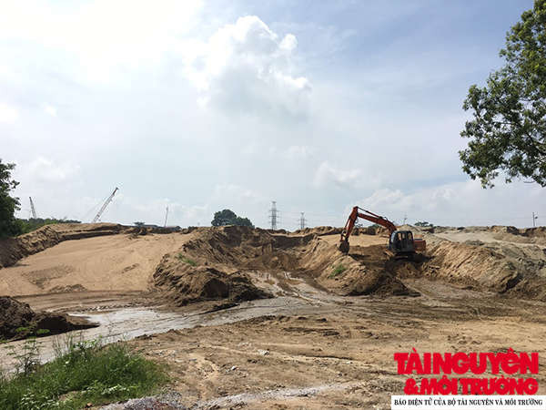 Bãi tập kết cát của Công ty Nga Sơn Phát vẫn bơm hút cát lên bãi gây cản trở dòng chảy