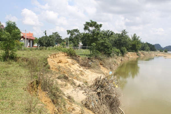 Chỉ hai năm lại nay lòng sông đã nuốt chửng hàng chục diện tích đất của người dân