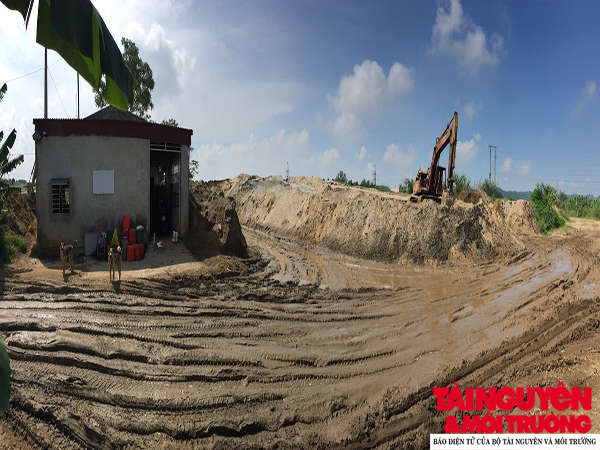 Đường ra vào bãi cát của Công ty Hương Bình lầy lội, gây ô nhiễm môi trường.