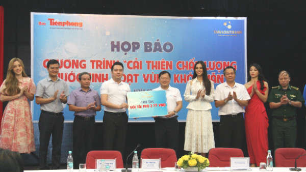 Tập đoàn Tân Á Đại Thành trao biển tượng trưng gói tài trợ trị giá 2 tỷ đồng cho Đại diện Báo Tiền Phong