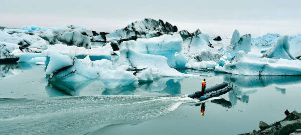 Đầm phá sông băng Jökulsárlón ở Iceland được hình thành tự nhiên từ nước sông băng tan chảy và phát triển không ngừng trong khi những khối băng lớn vỡ vụn từ một dòng sông băng đang co lại. Ảnh: UN News/Laura Quiñones