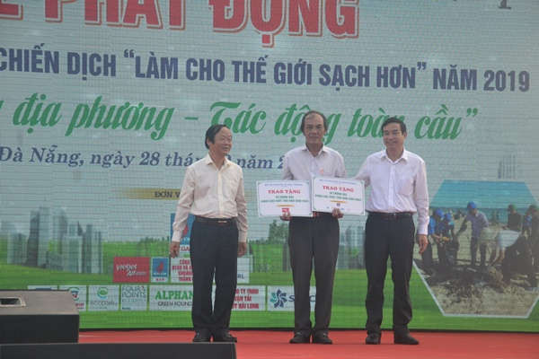 4.Thứ trưởng Bộ Tài nguyên và Môi trường Võ Tuấn Nhân trao tặng thùng rác cho quận Sơn Trà