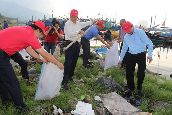 5.Thứ trưởng Bộ Tài nguyên và Môi trường Võ Tuấn Nhân tham gia dọn rác tại âu thuyền Thọ Quang 