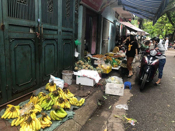Vỉa hè các ngõ, phố xung quanh khu tập thể Nghĩa Tân, Hà Nội gần như bị chiếm dụng dụng hoàn toàn để phục vụ cho việc bày bán hàng hóa