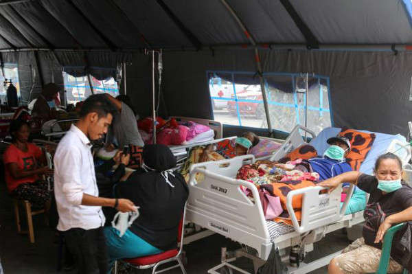 Người dân được điều trị tại một nơi trú ẩn tạm thời bên ngoài bệnh viện của bác sĩ M. Haulussy sau trận động đất ở Ambon, tỉnh Maluku, Indonesia vào ngày 26/9/2019. Ảnh: Reuters/Izaac Mulyawan