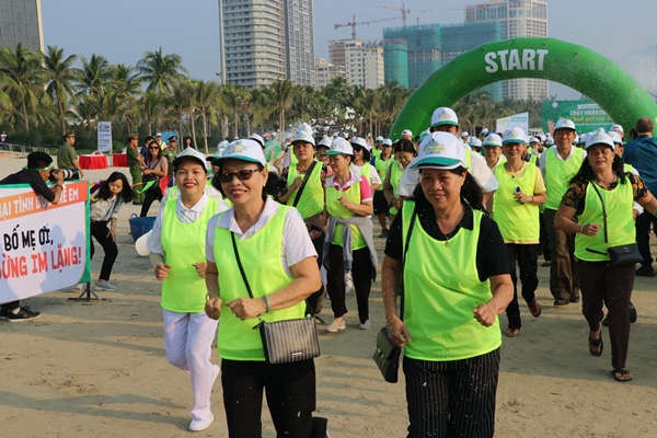 Các tình nguyện viên chạy marathon tại chương trình