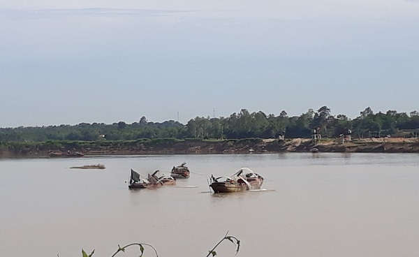 Hoạt động khai thác cát trái phép trên sông Lam vẫn diễn ra phức tạp