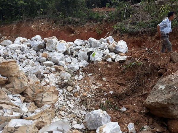 Đá nghi là thạch anh bị khai thác nham nhở tại xã Quang Phong (huyện Quế Phong) từ năm 2018