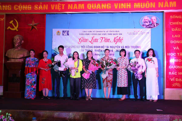 Bà Trần Thị Mai Hương, Trưởng Ban Giám khảo và bà Vũ Thị Mai Lan – Phó Chủ tịch Công đoàn Bộ Tài nguyên và Môi trường trao hoa và quà cho các đơn vị đoạt giải Nhất, Nhì, Ba hạng mục Tốp ca, Múa độc lập