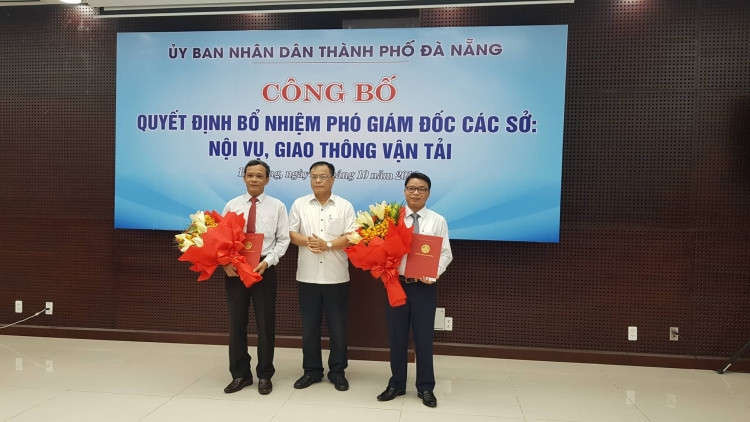 Ông Võ Ngọc Đồng - Giám đốc Sở Nội vụ TP. Đà Nẵng trao quyết định bổ nhiệm cho 2 tân phó giám đốc sở
