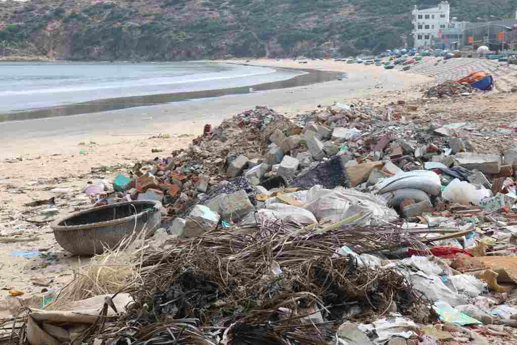 Rác thải nhựa, sinh hoạt, xà bần đổ ngổn ngang bãi biển, kè Nhơn Lý gây phản cảm