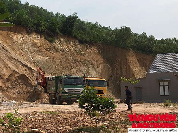 Các đối tượng đưa máy xúc, xe ben và xe tải cỡ lớn vào khai thác đất trái phép tại hộ ông Vinh, thôn Lâm Thành.