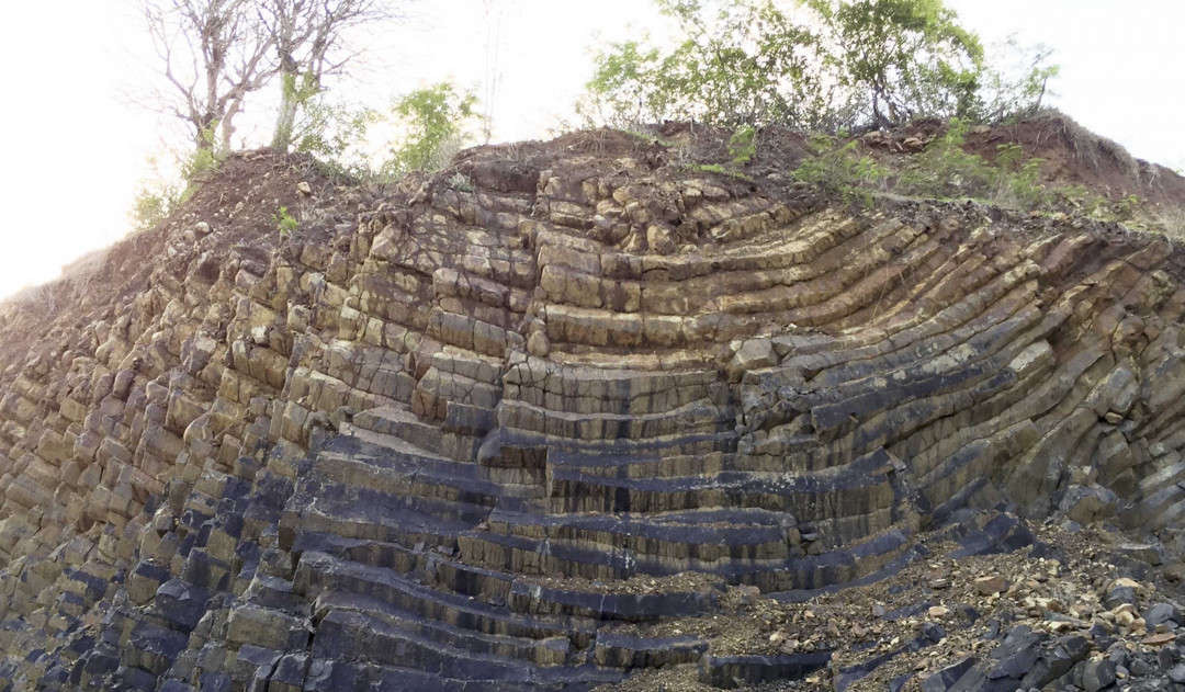 Những mạch đá, có cấu tạo địa chất xiên, có chỗ lại xếp trải dài hoặc nghiêng, có giá trị về mặt lịch sử địa chất