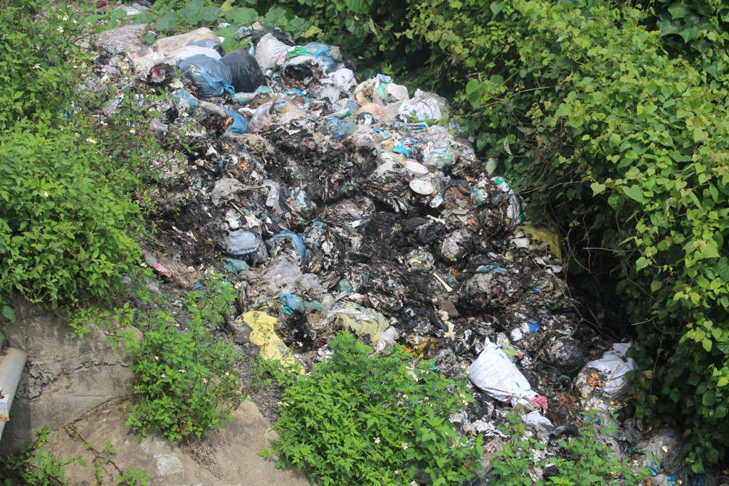 Không có nơi xử lý rác, buộc người dân phải tự xử lý rác bằng cách đốt