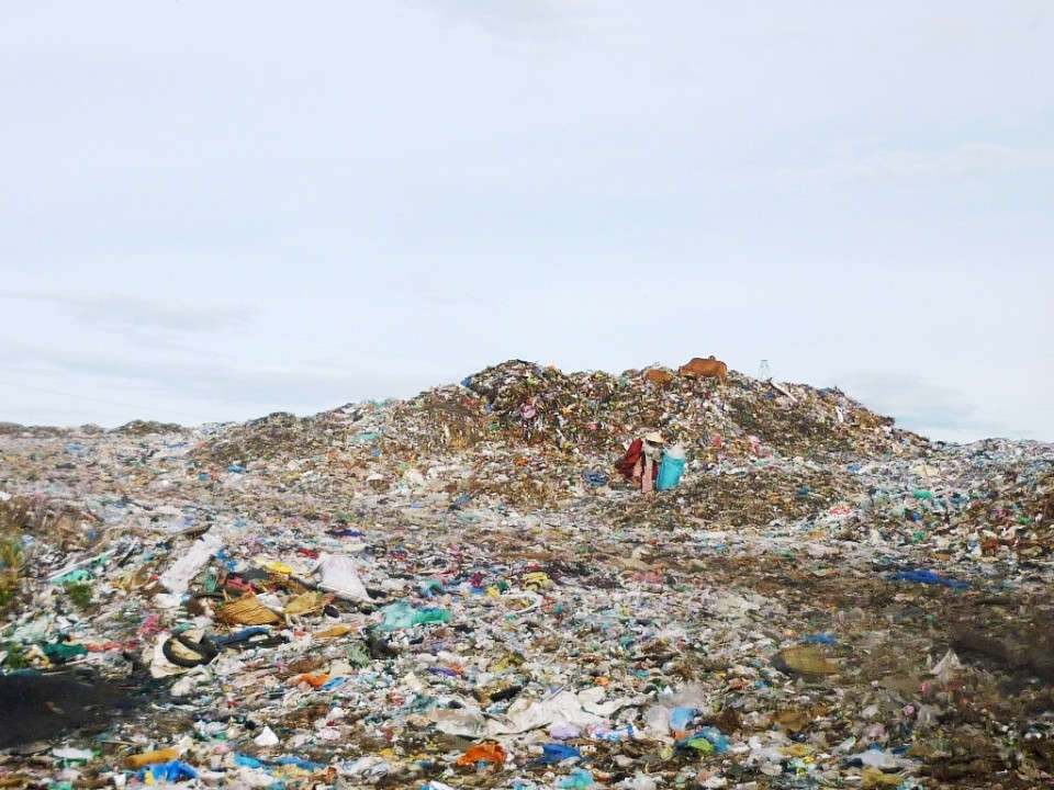 1. “Núi” rác thải ứ đọng tại bãi rác Cẩm Hà 
