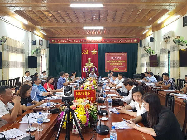 Toàn cảnh buổi họp báo về tiến độ GPMB để thực hiện dự án Đầu tư xây dựng hạ tầng Cụm công nghiệp thị trấn Quán Lào