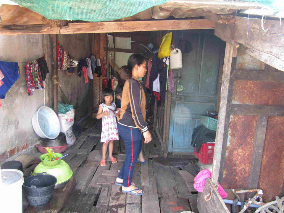 Căn nhà rầm của vợ chồng bà Phượng, trong nhà cũng chẳng có tài sản gì ngoài những đồ dùng cần thiết cho một gia đình nghèo