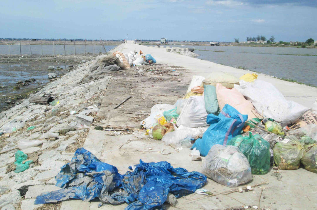 Rác thải từng là vấn nạn nhức nhối tại huyện biển Phú Vang. Hiện 18/18 xã đạt chỉ tiêu về thu gom và xử lý rác thải