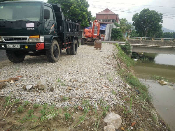 Dự án tiêu thoát lũ sông Nhơm, đoạn qua cầu thôn Đình Trung, xã Tân Ninh, huyện Triệu Sơn còn đang dang dở.