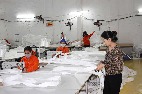 Chị Thùy (trái) – chủ doanh nghiệp Anh Dương làm việc tại xưởng.