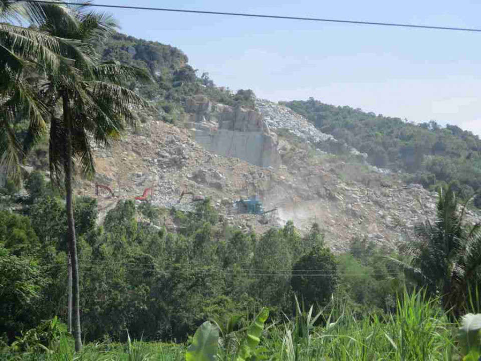 Doanh nghiệp khai thác đá tại núi Chùa, xã Mỹ Hòa, huyện Phù Mỹ 