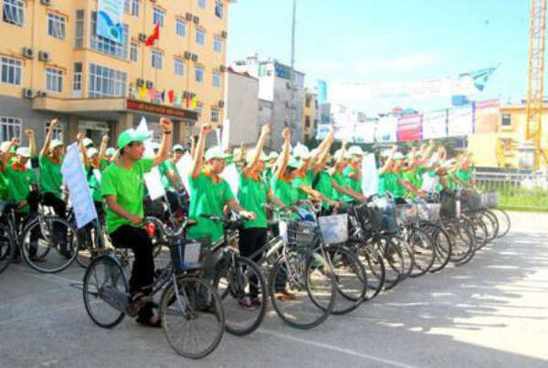 Sinh viên Hunre đạp xe hưởng ứng giảm phát thải