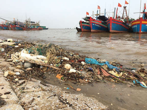 Rác thải tại bãi biển Ngư Lộc