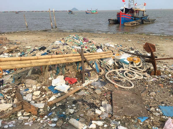 ​ Rác thải tại bãi biển Ngư Lộc ​