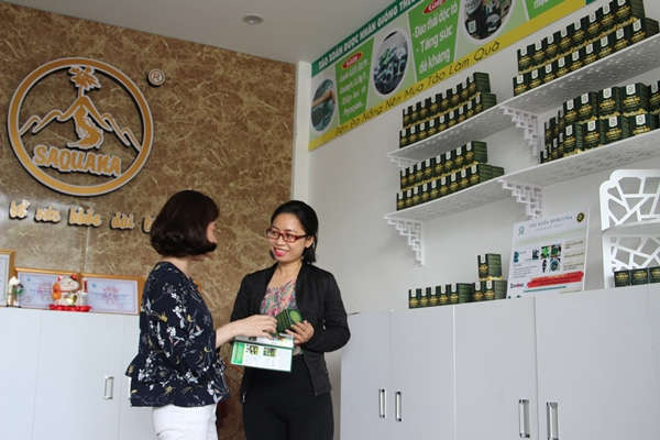 3. Đinh Nguyễn Hoàng Thư (phải) đang giới thiệu về các sản phẩm tảo Spidana