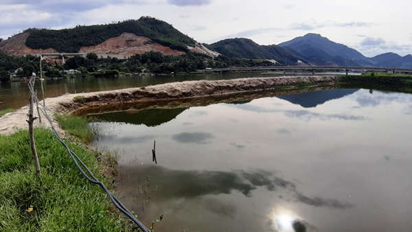 Hơn 1,5 km sông Cu Đê đang bị người dân chiếm dụng để nuôi tôm suốt nhiều năm nay