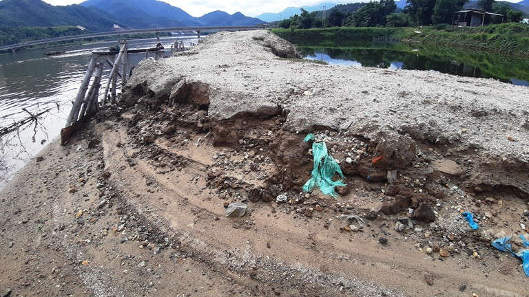 Hơn 4 hecta diện tích đất nông nghiệp của người dân thôn Quan Nam 3 bị cuốn trôi, nhìn từ các đìa tôm của thôn Trường Định