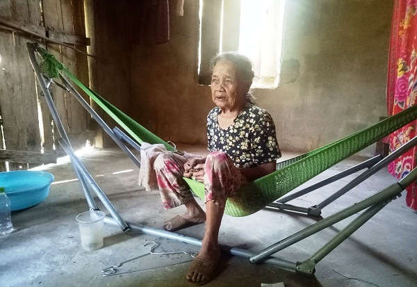 Bà Nguyễn Thị Khế (sinh 1935) không còn sức lao động vẫn được tặng bò để thoát nghèo
