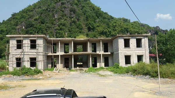 Công trình trụ sở UBND xã Lũng Niêm (Bá Thước) đang trong tình trạng chờ cốn để hoàn thiện.