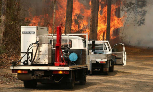 Lính cứu hỏa cố gắng dập tắt đám cháy rừng ở Busbys Flat, phía Bắc New South Wales, Úc vào ngày 9/10. Ảnh: Jason O’Brien/AAP
