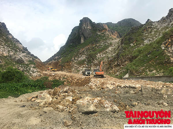 Cuối tháng 8/2019, Doanh nghiệp Hồng Ngọc ngang nhiên đưa máy khoan, máy xúc và xe tải vào phá núi Hoàng Sơn