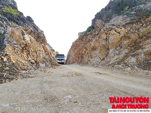 Hiện tại, con đường xuyên qua núi Hoàng Sơn vào điểm mỏ của Doanh nghiệp Hồng Ngọc đã hoàn thiện và đưa vào sử dụng