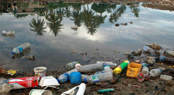 Chai nhựa và rác thải từ một ngôi làng ở Timor-Leste nổi trên bờ sông và sau đó tràn ra biển. Ảnh: Liên Hợp Quốc / Martine Perret