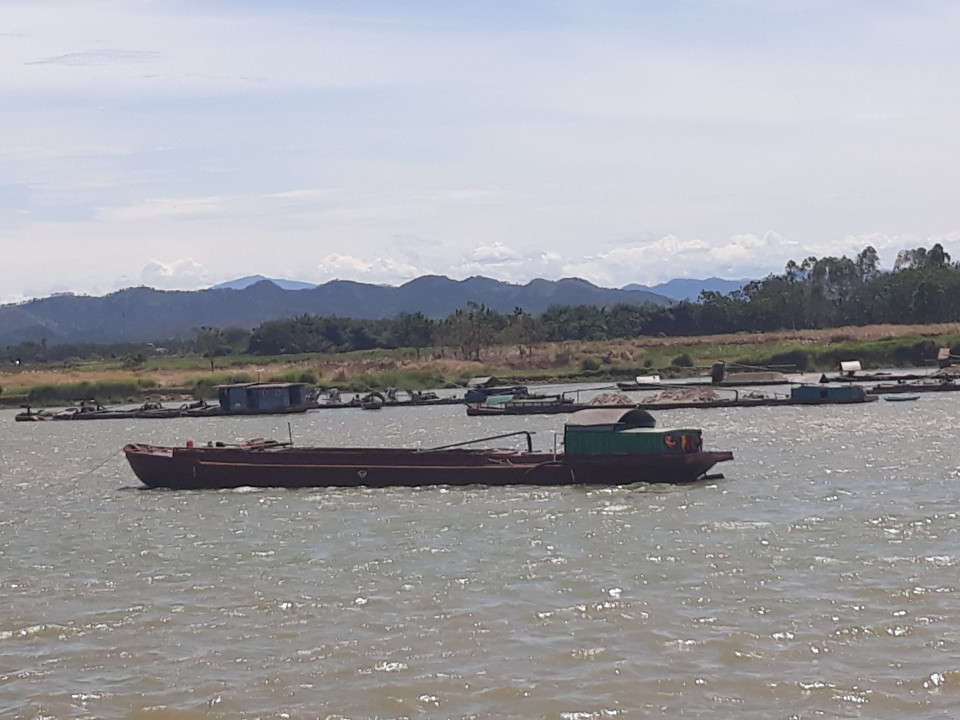 ​ Một loạt tàu khai thác cát trái phép bị lực lượng chức năng bắt giữ trên sông Lam, đoạn qua huyện Hưng Nguyê, Nghệ An