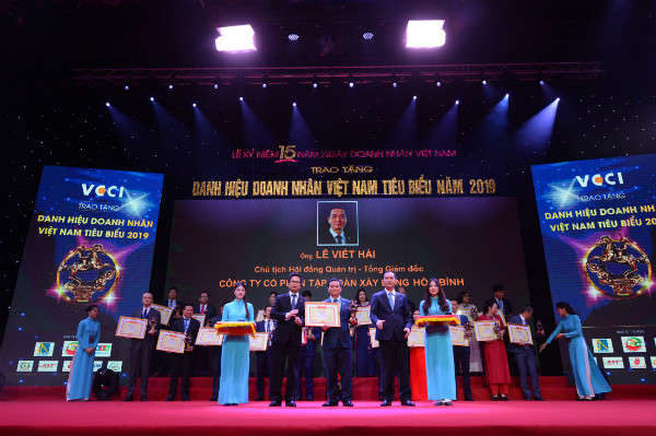 Ông Lê Viết Hải - Chủ tịch HĐQT kiêm Tổng Giám đốc Tập đoàn Xây dựng Hòa Bình nhận Cup Thánh Gióng