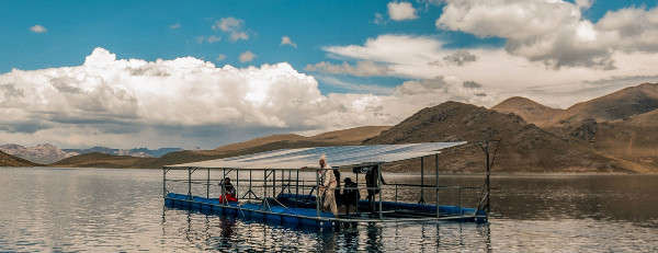 Cộng đồng Chullpia ở Peru đã lăp đặt các tấm pin mặt trời nổi để cung cấp điện cho các dự án thủy lợi. Ảnh: UNDP Peru / Giulianna Camarena