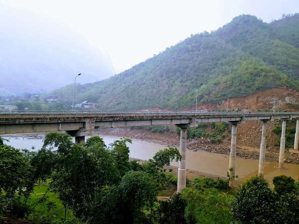 Cơ sở hạ tầng của các huyện miền núi tỉnh Thanh Hóa không ngừng được đầu tư, góp phần thúc đẩy kinh tế phát triển.