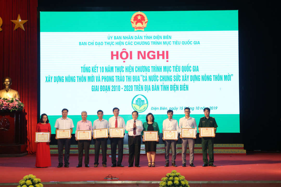 Lãnh đạo UBD tỉnh Điện Biên tặng quà cho các tập thể, cá nhân có thành tích xuất sắc trong phong trào xây dựng nông thôn mới.