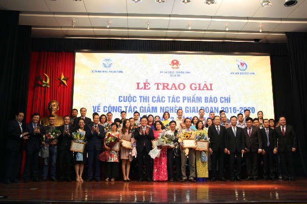 Phó Thủ tướng Vương Đình Huệ cùng các đồng chí Lãnh đạo ban, bộ ngành chụp ảnh lưu niệm cùng các tác giả đạt giải